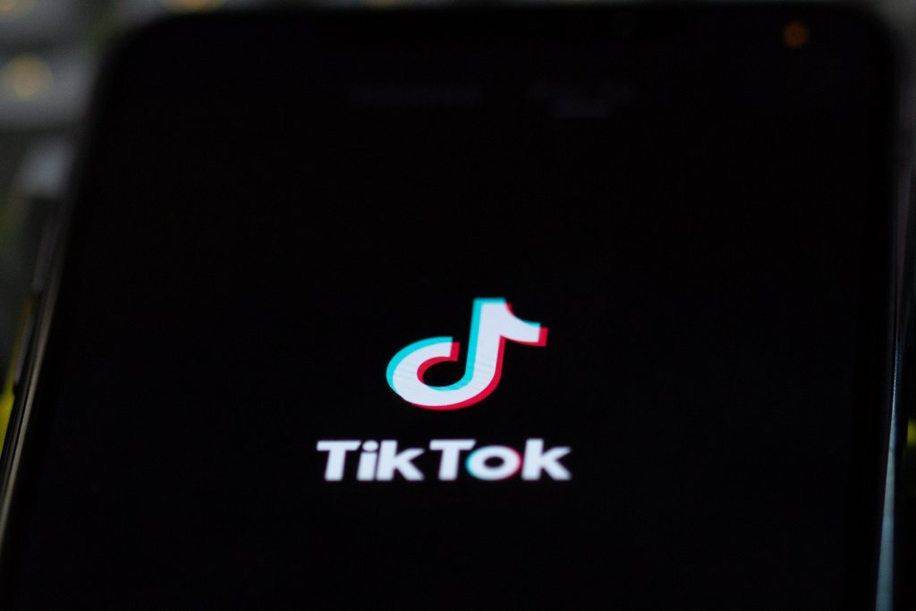 téléphone avec le logo ouverture de l'application tik tok