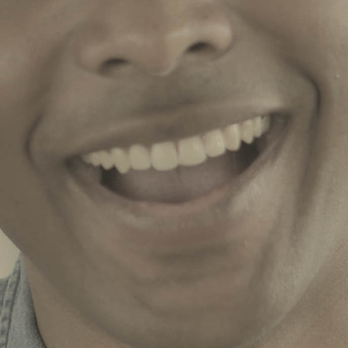 Gros plan sur la bouche d'un homme souriant B2B