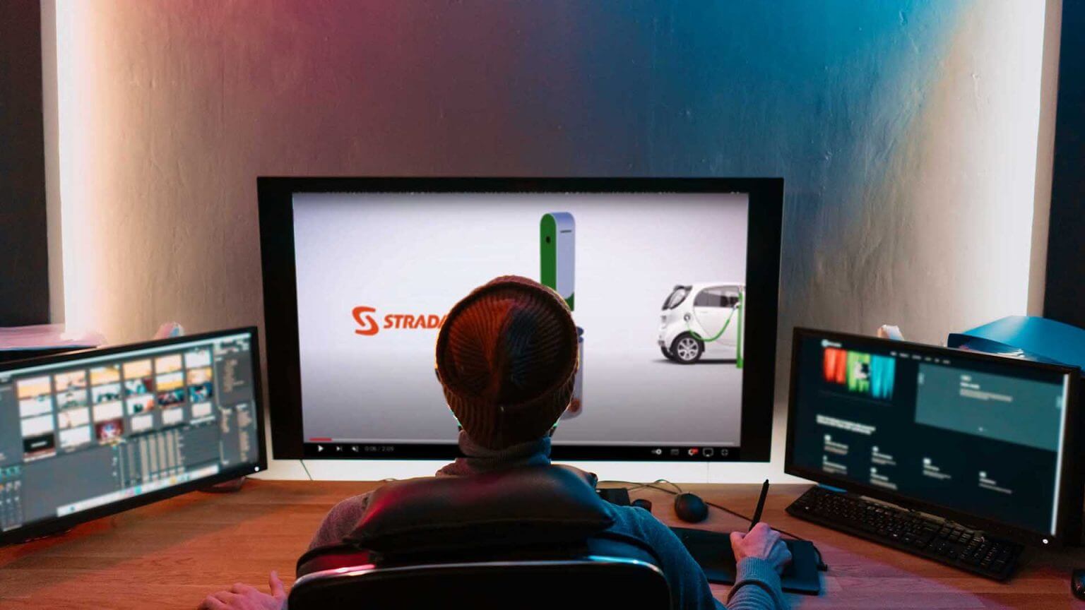 Homme en train de regarder une vidéo 3D d'un socle d’ancrage universel pour IRVE Unimi-1Base production