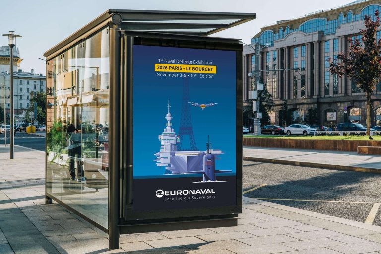 Mise en situation sur un abris bus d'une publicité pour le salon Euronaval 2026 - créé par l'Agence Puck