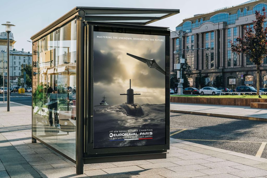 Mise en situation sur un abris bus d'une publicité pour le salon Euronaval 2026 - créé par l'Agence Puck