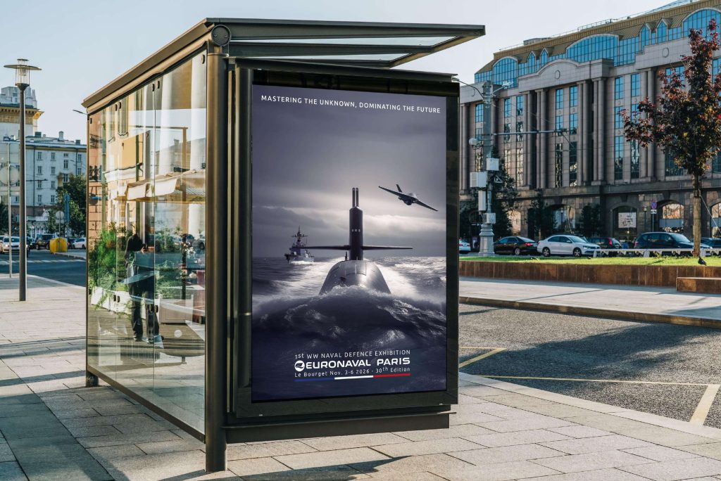 Mise en situation sur un abris bus d'une publicité pour le salon Euronaval 2026 - créé par l'Agence Puck