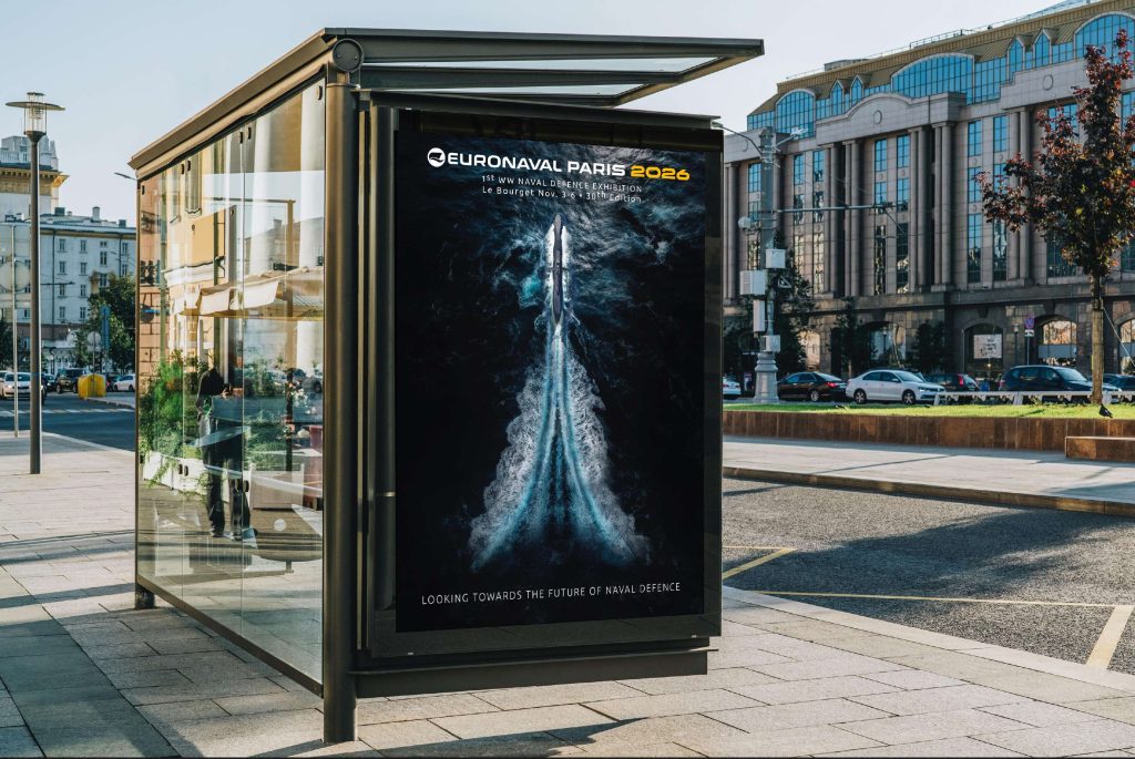 Mise en situation sur un abris bus d'une publicité pour le salon Euronaval 2026 - créé par l'Agence Puck