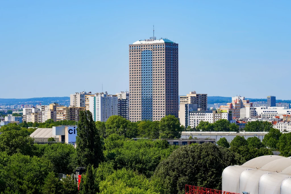 Vue panoramique à Aubervilliers et de ses toits, symbole du rayonnement de Puck L’Agence, experte en communication et marketing B2B en Île-de-France.